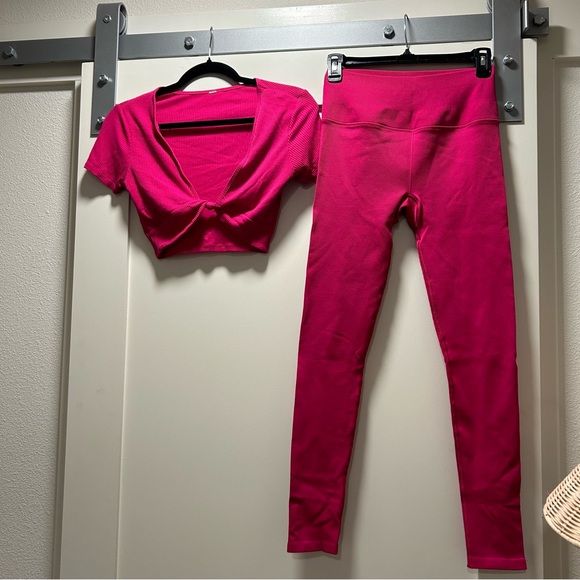 Alo Ribbed Set - Picture 2 of 4